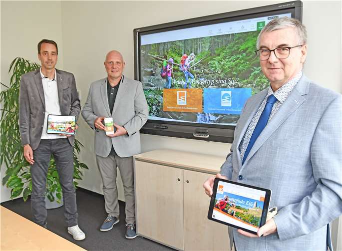 Neues digitales Gesicht für die Traumpfade Daniel Vordemvenne und Michael Konrath von der Digitalagentur forty-four konnten Landrat Dr. Alexander Saftig die neue Homepage präsentieren. Foto: Kreisverwaltung