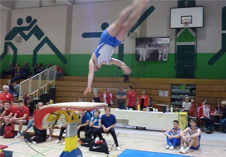 Daniel Wagenleitner beim Handstandüberschlag mit 1/2 Drehung.