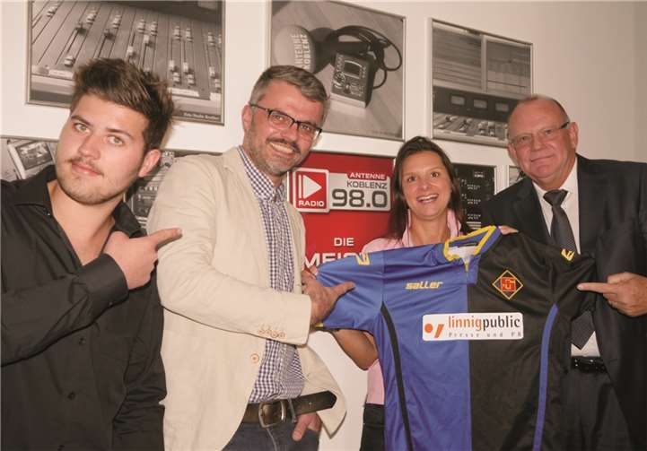 Daniel Wallroth (Moderator), Stefan Blaufelder (Programmchef), Michaela Wieand (Assistentin der Geschäftsleitung) sowie TuS-Präsident Professor Dr. Werner Hecker (von links) freuen sich auf die neue Medienpartnerschaft. privat