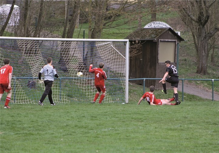 Daniel Welling - Torwart der B2 - erzielt in seinem ersten A-Jugendspiel als Feldspieler ein Tor. privat