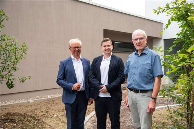 Daniel Wichmann, Stiftungsleiter der Wirtgen Stiftungen (Bildmitte), besuchte die Baustelle des künftigen Rhein-Wied Hospiz und übergab Christoph Drolshagen, dem Geschäftsführer der Hospiz im Landkreis Neuwied gGmbH (rechts), und Dr. Heinz-Jürgen Scheid, dem Vorsitzenden des Vorstandes der Marienhaus Stiftung, einen Spendenscheck in Höhe von 50.000 Euro.  Foto: Christian Belz/Marienhaus-Gruppe