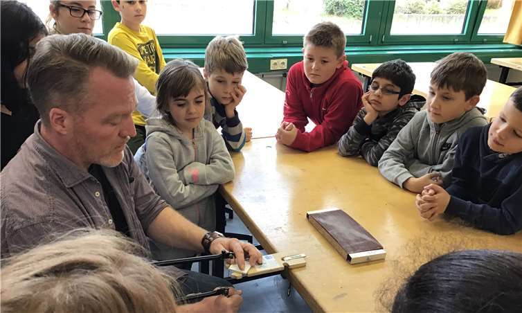 Daniel Wolber zeigt den Kindern, wie sie mit der Laubsäge arbeiten sollen.Fotos: privat