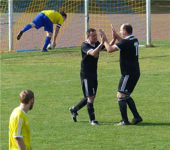 Daniel Zedler und Daniel Mintenig bejubeln das 3:1.Foto: privat
