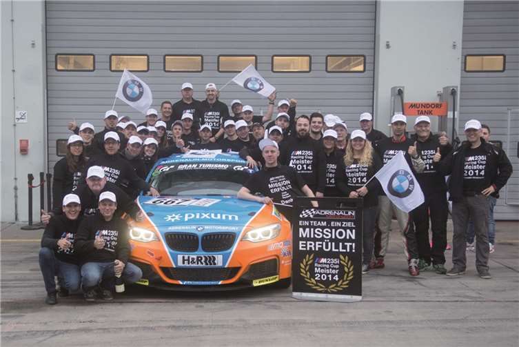 Daniel Zils und sein Team freuen sich über den Meisterschaftsgewinn im BMW M235i Racing Cup. Michael Jandke