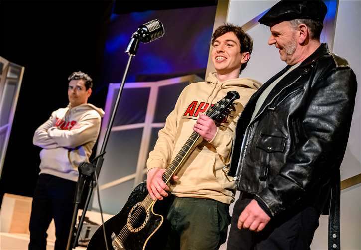 Daniel ist glücklich. Schon immer wollte er ein Lied aufnehmen.Foto: Schlosstheater