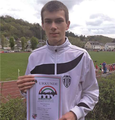 Daniel mit der Bezirksmeisterurkunde. privat