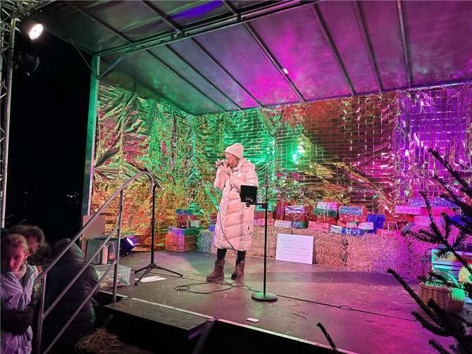 Daniela Dilow hatte klassische Weihnachtssongs dabei.  Foto: ROB