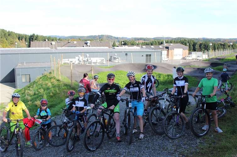 Daniela Gerhards und Niklas Weiß (Mitte) und die Nachwuchsbiker vom RC Herschbroich freuen sich auf ihr Heimrennen.privat