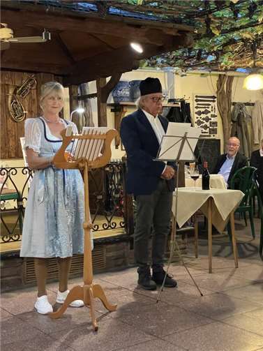 Daniela Görken-Bell und Johannes Feicht beim „Schäh-Gedicht“ aus dem Drama „Liebe, Macht und Untergang.  Fotos: privat