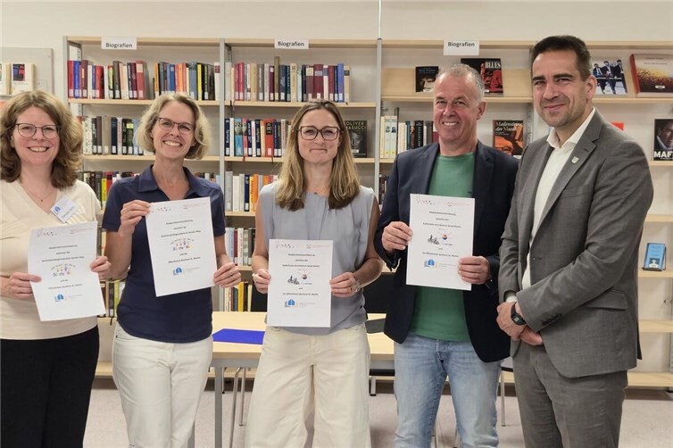Daniela Hahn, Ute Jansen (GGS Sürster Weg), Sonja Paffenholz (KGS St. Martin), Kurt Strang (Schulamt) und Bürgermeister Dr. Daniel Phiesel