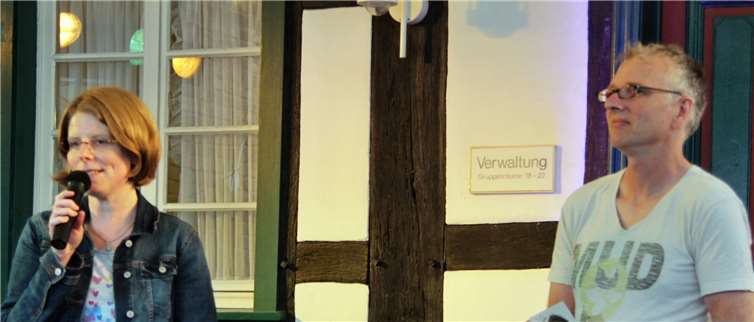 Daniela Hahn von der Öffentlichen Bücherei St. Martin und Christoph Ahrweiler von der Buchhandlung Kayser eröffnen den kabarettistischen Abend im Himmeroder Hof.