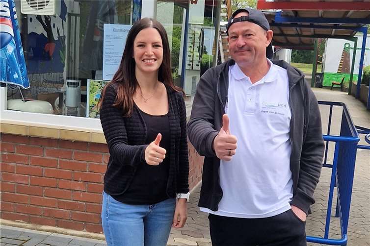 Daniela Hillesheim, stellv. Geschäftsführerin des Zweckverbandes Frei- und Hallenbad Pellenz sowie Betriebsleiter Frank von Schmidt freuen sich auf die Besucher in der Badesaison `22. Foto: VG Pellenz)