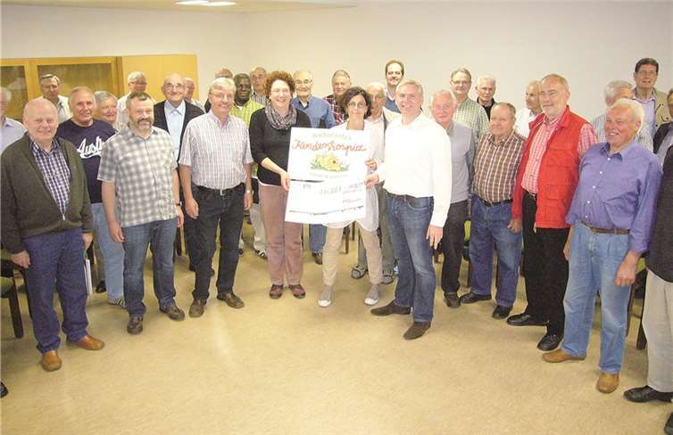 Daniela Kiefer-Fischer und Katja Masendorf (rechts in Bildmitte) bei der Scheckübergabe durch den 1. Vorsitzenden Jörg Straus.  privat