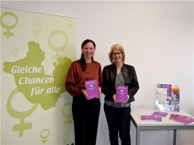 Daniela Kiefer, Gleichstellungsbeauftragte des Landkreises Neuwied (links) und die Frauenbeauftragte der Stadt Neuwied Birgit Bayer, präsentieren den neuen Beratungsführer für Mädchen und Frauen. Foto: Silke Läufer-Hermann