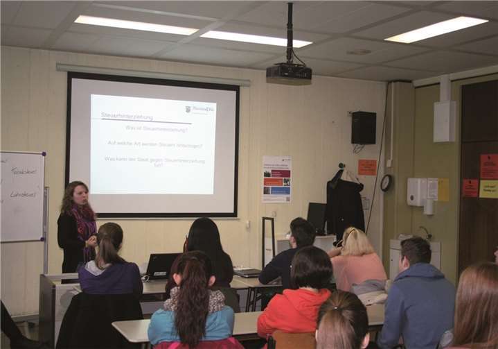 Daniela Klein, Finanzamt Koblenz, diskutiert mit Schülern der 10. Klasse der IGS Koblenz über Steuerhinterziehung und erklärt das deutsche Steuersystem und die Steuerarten mit Hilfe von Präsentationen und Arbeitsblättern, die die Schüler in Gruppenarbeit bearbeiten müssen.privat