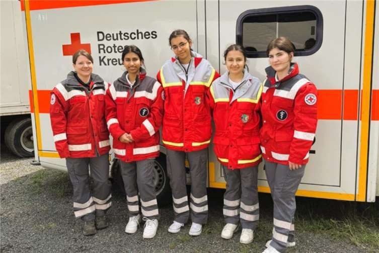 Sanitätsausbildung für Schülerschaft des WHG Daniela Köhler vom DRK KV (links) mit Ersthelferinnen des WHG (2. und 4. von links).Foto: Svenja Arndt