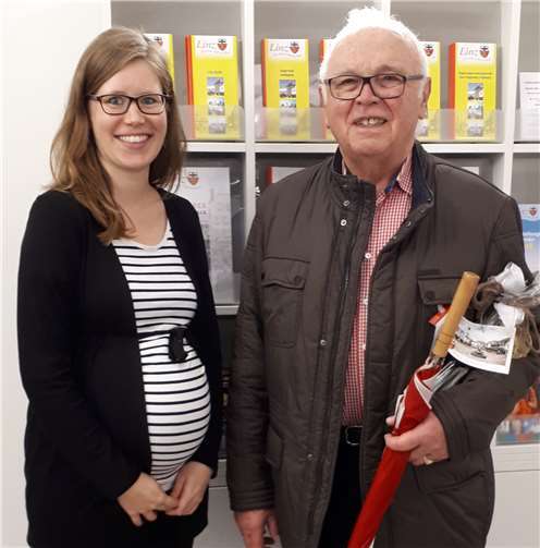 Daniela Maier verabschiedete Helmut Wirths und bedankte sich mit einem Erinnerungspräsent. privat