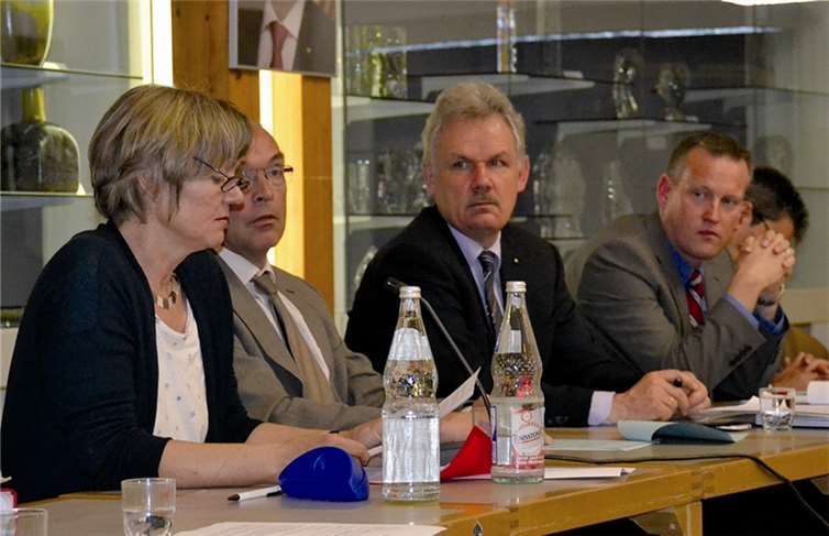 Daniela Roggendorf trägt die Argumente der Initiative vor, Beigeordneter Raffael Knauber, Bürgermeister Stefan Raetz und Ausschussvorsitzender Karsten Logemann hören zu. WM