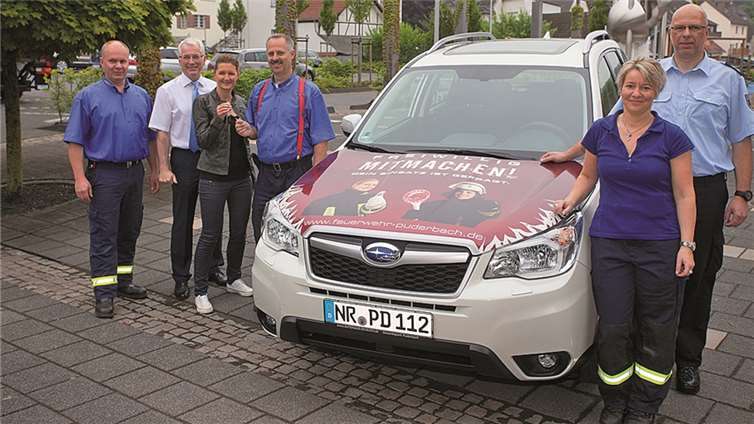 Daniela Schlich übergibt die Schlüssel für das Fahrzeug an Michael Führer. WT