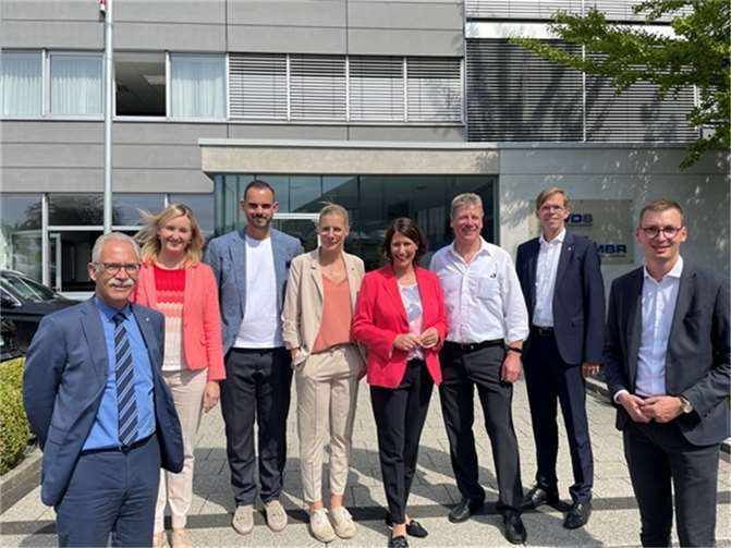 Daniela Schmitt (FDP), rheinland-pfälzische Ministerin für Wirtschaft, Verkehr, Landwirtschaft und Weinbau, besuchte Winkler und Dünnebier Süßwarenmaschinen in Rengsdorf. Foto: WDS