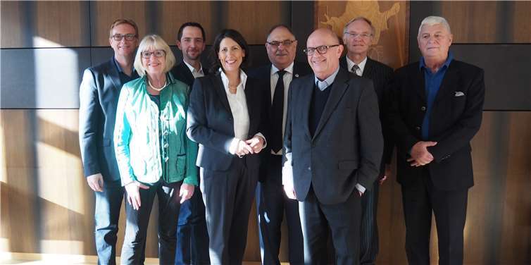 Daniela Schmitt (Mitte) mit Bürgermeister Michael Kessler (3. v. rechts), Wirtschaftsförderer Werner Prümm (links) und Mitgliedern des FDP-Stadtverbandes. privat