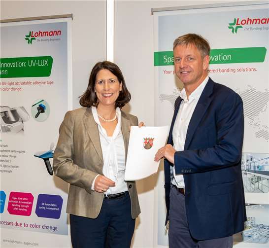 Daniela Schmitt, Staatssekretärin des Ministeriums für Wirtschaft, Verkehr, Landwirtschaft und Weinbau Rheinland-Pfalz, überreichte den Förderbescheid für Lohmanns zweites bewilligtes Förderprojekt an Geschäftsführer Dr. Jörg Pohlman.Fotos: Lohmann GmbH & Co. KG