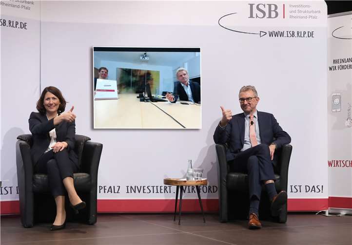 Daniela Schmitt, Staatssekretärin im Ministerium für Wirtschaft, Verkehr, Landwirtschaft und Weinbau Rheinland-Pfalz, und Ulrich Dexheimer, Sprecher des Vorstands der ISB, haben dieses Jahr erstmalig auch einen Sonderpreis zum Thema „Mobiles Arbeiten“ verliehen. wolfcraft Geschäftsführer Thomas Wolff und Betriebsratsvorsitzende Esther Retterath nahmen die Auszeichnung am 30.11.2020 online entgegen.Foto: (c)ISB/alexandersell.de