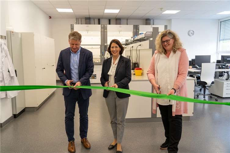 Daniela Schmitt, Wirtschaftsministerin des Landes Rheinland-Pfalz, bei der feierlichen Einweihung des neuen Qualitätslabors des Neuwieder Klebebandherstellers Lohmann, gemeinsam mit Geschäftsführer Dr. Jörg Pohlman und Sonja König, Leiterin Central Testing Services bei Lohmann (rechts).  Foto: Tommy Blase