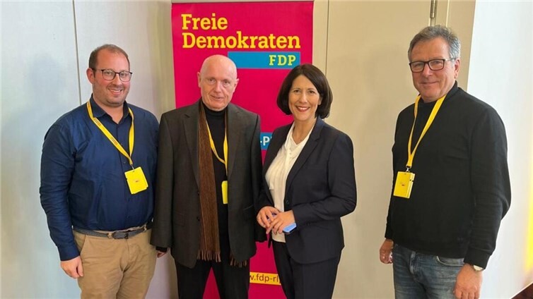 Daniela Schmitt hat die Forderung nach einem Handwerksgymnasium aufgenommen, die Ulrich van Bebber (2. von links) mit der Unterstützung von David Jacobs (links) und Fritz-Peter Steinhausen beim Landesparteitag eingebracht hatte. Foto: Fritz-Peter Steinhausen