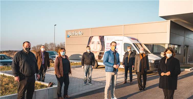Daniela Schmitt (rechts) wurde zusammen mit den FDP-Vertretern (von rechts) Ulrich van Bebber, Stefan Gros, Landtagskandidat Martin Thormann und Daniel Ritzdorf von (von links) Stefan Schiele, Johannes Bell und Birgit Gros und begrüßt. Foto: privat