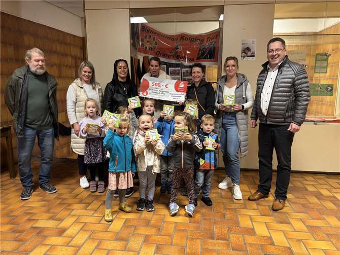 Daniela Schunkert-Weiler und Sandra Schmidt, Vorsitzenden des Fördervereins, nahmen die Spende dankbar entgegen.  Foto: Sascha Fiedler