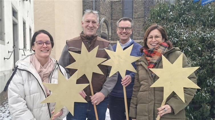 Daniela Spiller (links) und Simone Nonn, die Sternsingerverantwortlichen und Pastor Norbert Missong, nehmen dankbar einige Sterne vom Möbeltischler Markus Kreutz entgegen. Foto: privat