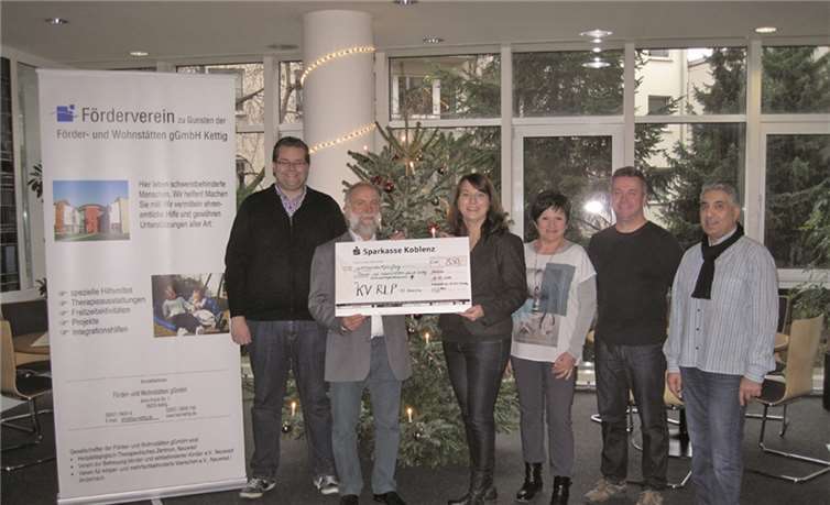 Daniela Wahl (3.v.l.) überreichte Dr. Alfred Marmann (2.v.l.) einen Scheck über den Erlös, der bei der Weihnachtstombola zusammengekommen war. privat