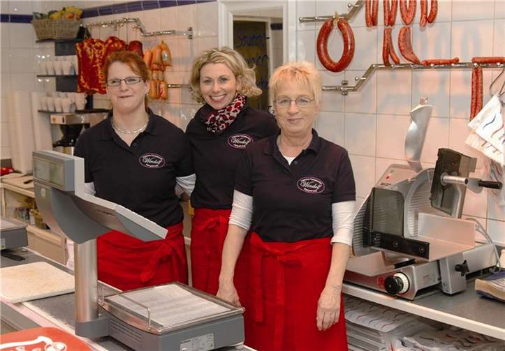 Daniela Welsch (Mitte) eröffnete am vergangenen Freitag wieder das Fleischer-Fachgescshäft Windolf in der Bachovenstraße. -BL-
