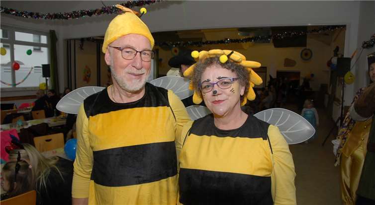 Daniela und Heinz Henritzi als Bienen Maja und Willi freuten sich über den Erfolg des neuen Karnevalskonzepts in Brückrachdorf.