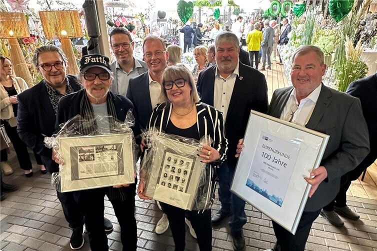 Daniela und Joachim Mallmann-Gutgesell freuen sich über die Gratulation von (von links) Jürgen Zinken, Wirtschaftsförderer VG Mendig, Alexander Müller, Beigeordneter VG Mendig, Jörg Lempertz, Bürgermeister VG Mendig, Achim Grün, Stadtbürgermeister Mendig, und Manfred Sattler, ehemaliger Präsident IHK Koblenz.