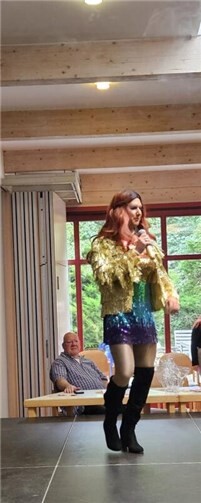 Danielle de Ville alias Daniel Morgenstern sorgte mit Liedern von Andrea Berg und anderen Interpreten auf der Bühne für gute Stimmung im gut besetzten Gemeindezentrum.