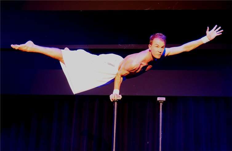 Danilo Marder begeisterte mit Equilibristik in einzigartiger Präzision und< phänomenaler Kraft. Seine Handstand-Darbietung gewann die Goldmedaille beim renommierten Pariser Zirkusfestival „Festival Mondial du Cirque de Demain“.