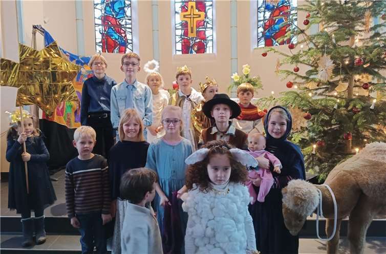Dank 15 Kinder, die durch ihre Familien und ein 5-köpfiges Team unterstützt wurden, konnte die Weihnachtsgeschichte gespielt, gesehen und gehört werden. Quelle: Evangelische Kirchengemeinde Remagen-Sinzig