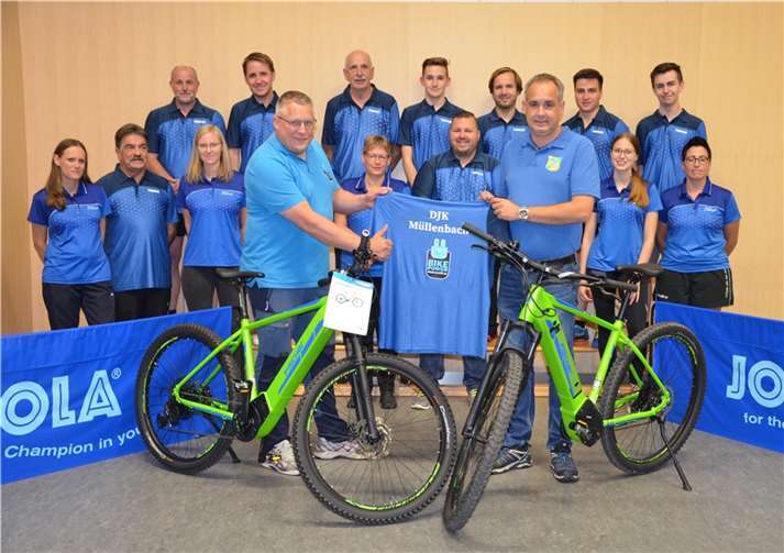 Dank Björn von „Bike Power E-Bike“ in Adenau starten alle drei Seniorenmannschaften der Tischtennisabteilung der DJK Müllenbach mit neuen Trikots in die Saison 21/22.Foto: privat