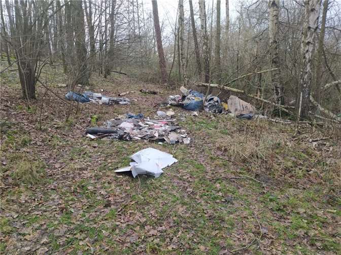 Dank Ermittlungserfolg musste dieser wild abgelagerte Müll nicht auf Kosten der Steuerzahler entsorgt werden.  Foto: Kreisverwaltung / Karsten Kaiser