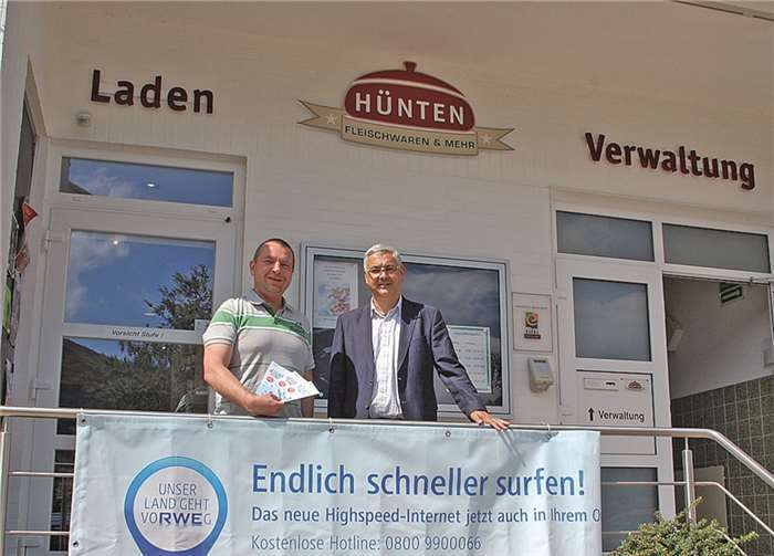 Dank RWE Highspeed verfügt die Firma Peter Hünten Fleischwaren GmbH aus Löf über schnelles Internet: Markus Wollmann, EDV-Fachmann (li.) und Klaus May von der RWE Vertriebs AG (re.). RWE