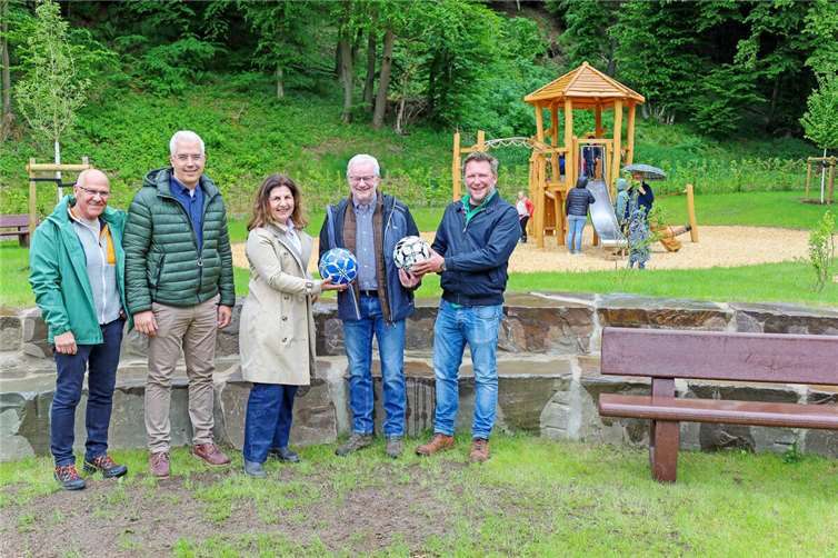 Dank Spendenmitteln konnte in Kirchsahr auf dem Gelände des vorherigen Bolzplatzes ein kinderfreundlicher Bolz- und Spielplatz eröffnet werden. Zusammen mit Ortsbürgermeister Stefan Zavelberg (2. v. re.) freuten sich (v. li.) Frank Heuser, Leiter der Wiederaufbauabteilung der Verbandsgemeinde Altenahr, Dominik Gieler, Bürgermeister der Verbandsgemeinde Altenahr, Planerin Susanne Diewald und Tobias Nieswandt von der ausführenden Firma Greenworx über die Fertigstellung dieses Wiederaufbauprojektes.Foto: Thorsten Trütgen / VG Altenahr