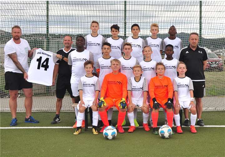 Dank Sponsoring erhielten die D 1 Junioren einen neuen Trikotsatz. Foto: JSG Remagen