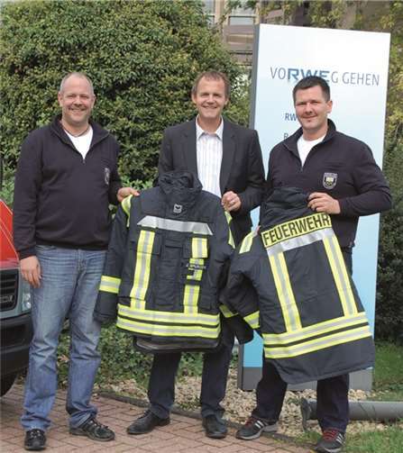 Dank Unterstützung von RWE verfügt die Freiwillige Feuerwehr Kottenheim über hochwertige Schutzjacken: Wehrführer Jörg Spurzem und Feuerwehrmann Marc Schwall nahmen die Schutzkleidung von Thomas Hill, Leiter des Regionalzentrums Rauschermühle (Bildmitte) entgegen. RWE