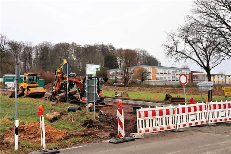 Dank an Kreis und Land sowie die Ortsgemeinden Horbach und Gackenbach, dass die Kreisstraße mit Bürgersteig vor dem Seniorenzentrum Ignatius-Lötschert-Haus derzeit ausgebaut wird. Foto: privat