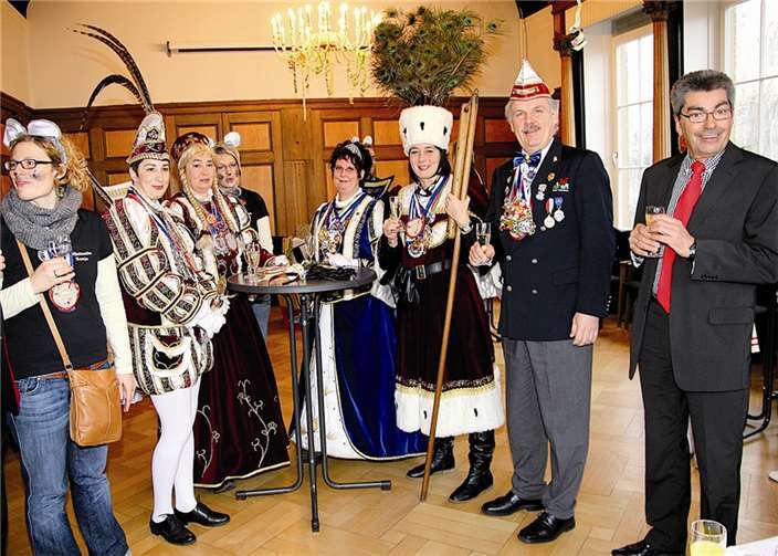 Dank an die Tollitäten für ihre Bereitschaft, die Regentschaft zu übernehmen. Bürgermeister Stefan Raetz mit Prinzessin Manuela (4.v.r.) aus Oberdrees und dem Damen-Dreigestirn aus Queckenberg, Prinz Willi I., Jungfrau Wilma I. und Bauer Wilhelm I.