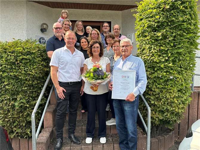 Dank an einen langjährigen Hausarzt: Jörg Lempertz (unten, links), Bürgermeister VG Mendig, und die Ortsbürgermeistern von Rieden und Volkesfeld, Andreas Doll und Rudolf Schüller, bedankten sich bei Christian Krupp (unten, rechts) für seinen langjährigen Einsatz.  Foto: Stefan Pauly/VG-Verwaltung Mendig