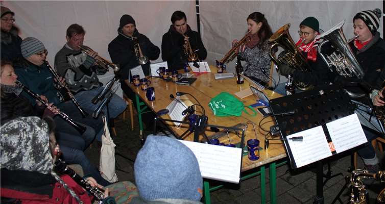 Dank den „Niddehöde Backesspatzen“ gab es weihnachtliche Blasmusikklänge.