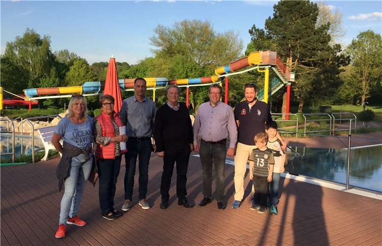 Dank der CDU-Fraktion, im Bild mit Vertretern von Verwaltung und Badpersonal, gibt es mehr Familienfreundlichkeit im Freibad. Foto: privat